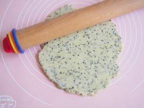 将醒发好的面团擀成厚度约0.6mm的面片