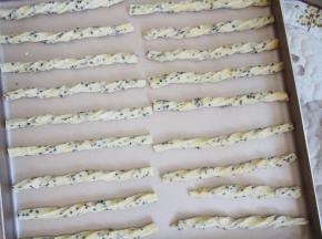 像扭麻花一样把每根都扭几下，放到烤盘中