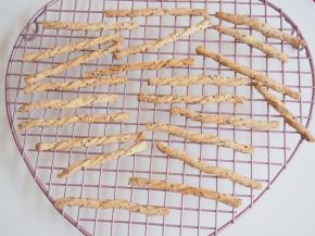 烤箱预热至180度，中层，上下火，25分钟左右观察表面呈金黄色即可