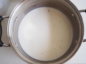 香草荚切开，刮出里面的籽，把香草籽和香草荚都放进牛奶里，加热到沸腾离火，盖上锅盖，焖10分钟，让香草的香味溶于牛奶中