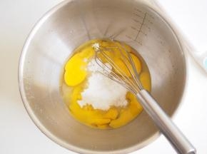全蛋，蛋黄加入糖粉，一起搅拌均匀至发白