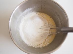 加入过筛的粉类拌匀