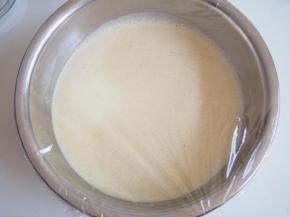 用保鲜膜将面糊包好，放入冰箱冷藏24-48小时