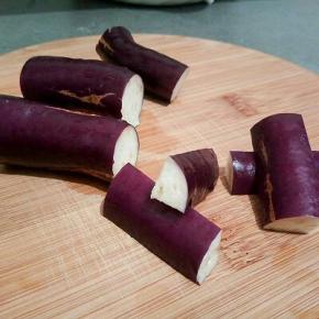 茄子切小段，再切小块，