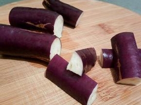 茄子切小段，再切小块，