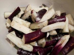 捞出，挤干水分，加点盐腌制一下，腌制出水，再挤一下水分，