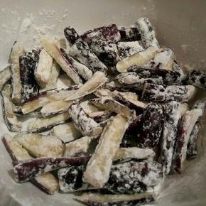 加玉米淀粉裹一层，