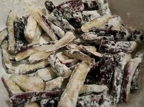 加玉米淀粉裹一层，