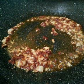  炒香蒜泥，加佐餐酱炒一下，