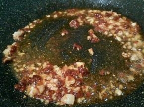  炒香蒜泥，加佐餐酱炒一下，