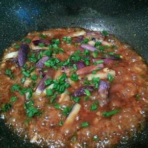  倒入碗汁（碗汁就是，生抽，淀粉清水） 加炸好的茄子，翻炒一下，撒葱花，起锅，