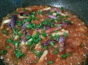  倒入碗汁（碗汁就是，生抽，淀粉清水） 加炸好的茄子，翻炒一下，撒葱花，起锅，