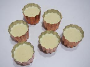 面糊熟成后，取出用打蛋器再搅拌2分钟，铜模刷一层黄油，烤箱预热至220度，加热后倒扣，让多余的油脂流下来，然后取出来倒面糊至八分满。烤箱中下层，220度烘烤15分钟左右后转180度，继续烤40分钟左右。烤完取出放到隔热架上倒放至冷却即可。