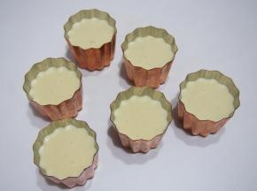 面糊熟成后，取出用打蛋器再搅拌2分钟，铜模刷一层黄油，烤箱预热至220度，加热后倒扣，让多余的油脂流下来，然后取出来倒面糊至八分满。烤箱中下层，220度烘烤15分钟左右后转180度，继续烤40分钟左右。烤完取出放到隔热架上倒放至冷却即可。