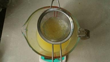 过滤柠檬汁，只要汁，果肉不要混进去了