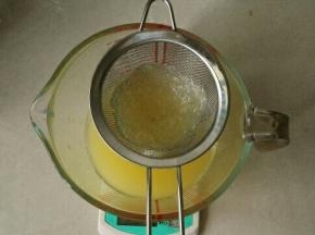 过滤柠檬汁，只要汁，果肉不要混进去了