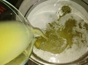 烧开后的糖水停止搅拌，把榨好的柠檬汁全部倒进去，再次烧开后，用小火熬，中间千万不要搅拌，要不然会返砂，到时候你按的就是一锅砂糖