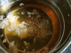 熬的时候会有糖浆溅到锅的两边，用一个刷子沾点水沿着锅边刷一圈，糖浆就会顺着水就下去，不然糖浆就会结晶。