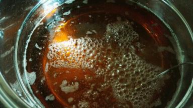 熬煮大概一个多小时，糖浆温度达到112℃不要超过115℃，呈琥珀色就可以了。