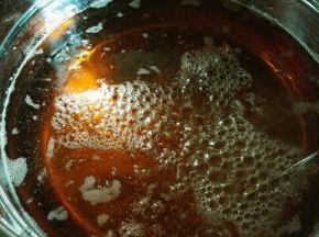 熬煮大概一个多小时，糖浆温度达到112℃不要超过115℃，呈琥珀色就可以了。