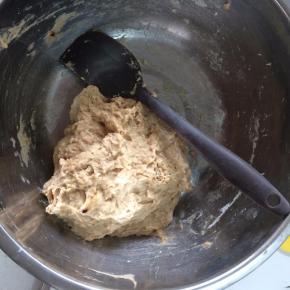 2、	把所有材料除黄油外，搅拌成团