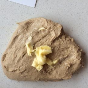 4、	加入软化好的黄油