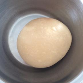 将面团滚圆，收光表现，放至容器中加盖保鲜膜，室温进行第一次发酵