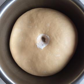 7、	室温发酵至2-2.5倍大，用手指蘸高粉检查发酵状态，不回缩或轻微回缩即可