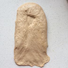 10、	借助刮板进行翻面，整理