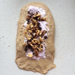 11、	放上适量的核桃和红糖（我还加了点棉花糖，可以忽略）