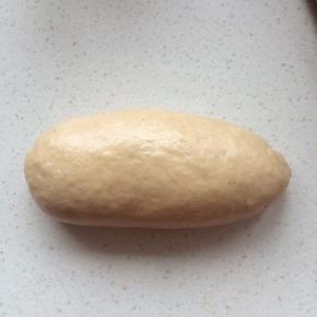 12、	从上至下卷起，注意收口要收紧，整形成橄榄形