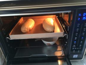 13、	在烤箱中放一小碗热水，借助烤箱的发酵功能，进行第二次发酵