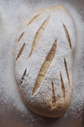 14、面团发至两倍大，取出筛高粉，割包，烤箱220度预热