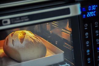 15、	放进预热好的烤箱，200度烤25分钟左右，途中注意观察，上色满意后加盖锡纸