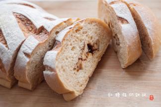 17、	切开看下组织，软欧不追求细腻的组织，所以，制作过程中排气只轻拍即可