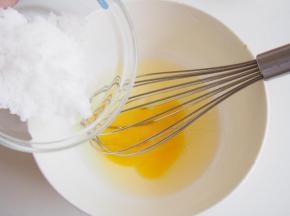 鸡蛋中加入糖，打散