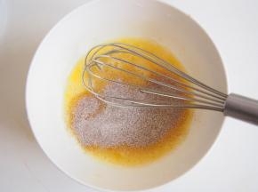 将速溶咖啡粉加入蛋液中，搅拌至融化