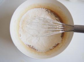 将速溶咖啡粉加入蛋液中，搅拌至融化