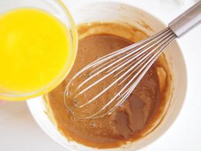 黄油切小块隔水融化后加入，搅拌均匀