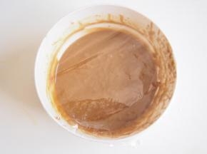 黄油切小块隔水融化后加入，搅拌均匀