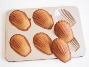 烤箱预热至180度，中层上下火，12分钟左右即可，晾凉后脱模。