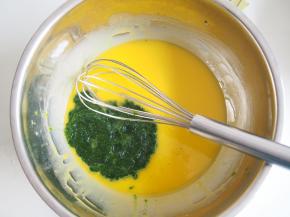 菠菜和水1:1用料理机打成泥，加入蛋黄糊中，充分搅拌均匀