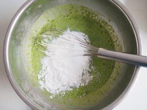 筛入低筋面粉，切拌均匀