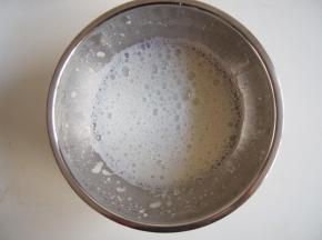 蛋白放入无水无油的盆子中，打出鱼眼泡后加入三分之一糖