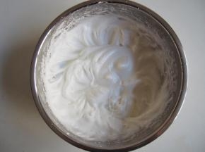 打发至出现纹路加入第二次糖，纹路明显后加入第三次糖，打发至湿性发泡的状态即可