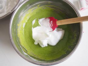 取三分之一的蛋白加入蛋黄糊中，切拌均匀