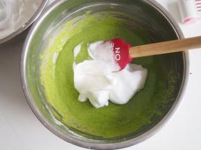 取三分之一的蛋白加入蛋黄糊中，切拌均匀