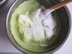 将蛋黄糊倒入剩余的蛋白中，搅拌均匀