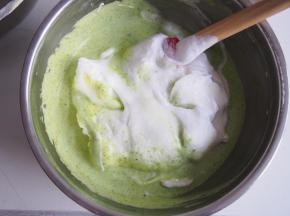 将蛋黄糊倒入剩余的蛋白中，搅拌均匀