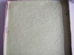 烤盘上铺上油布，将面糊倒入烤盘中，铺平，震出大气泡，烤箱预热至150度，中层上下火，20分钟左右熟透即可